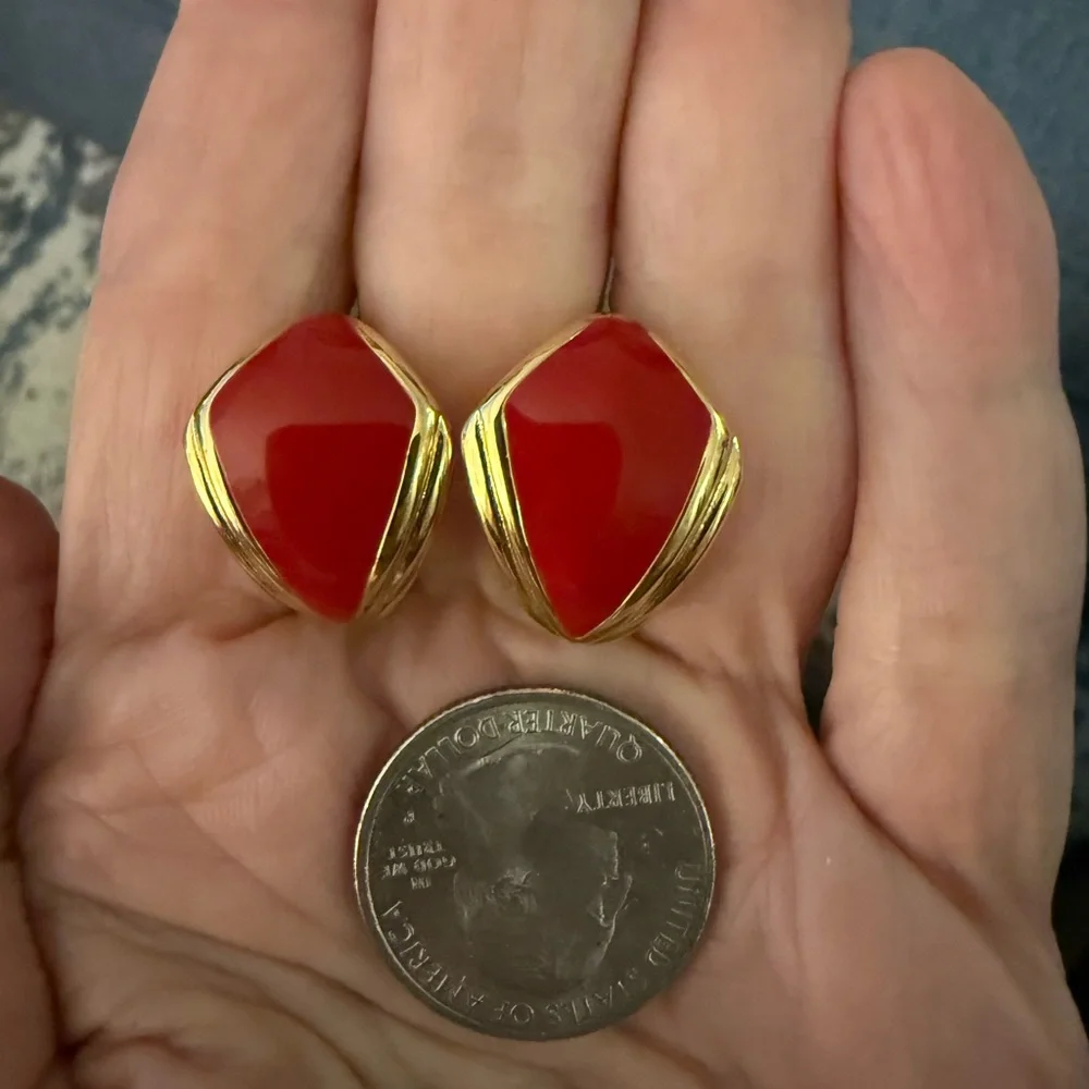 Monet clip on Gold Plated & Bright Red Enamel vintage signed earrings. - Picture 4 of 6